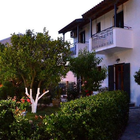 Kostas' Garden Apartment Roda  Ngoại thất bức ảnh