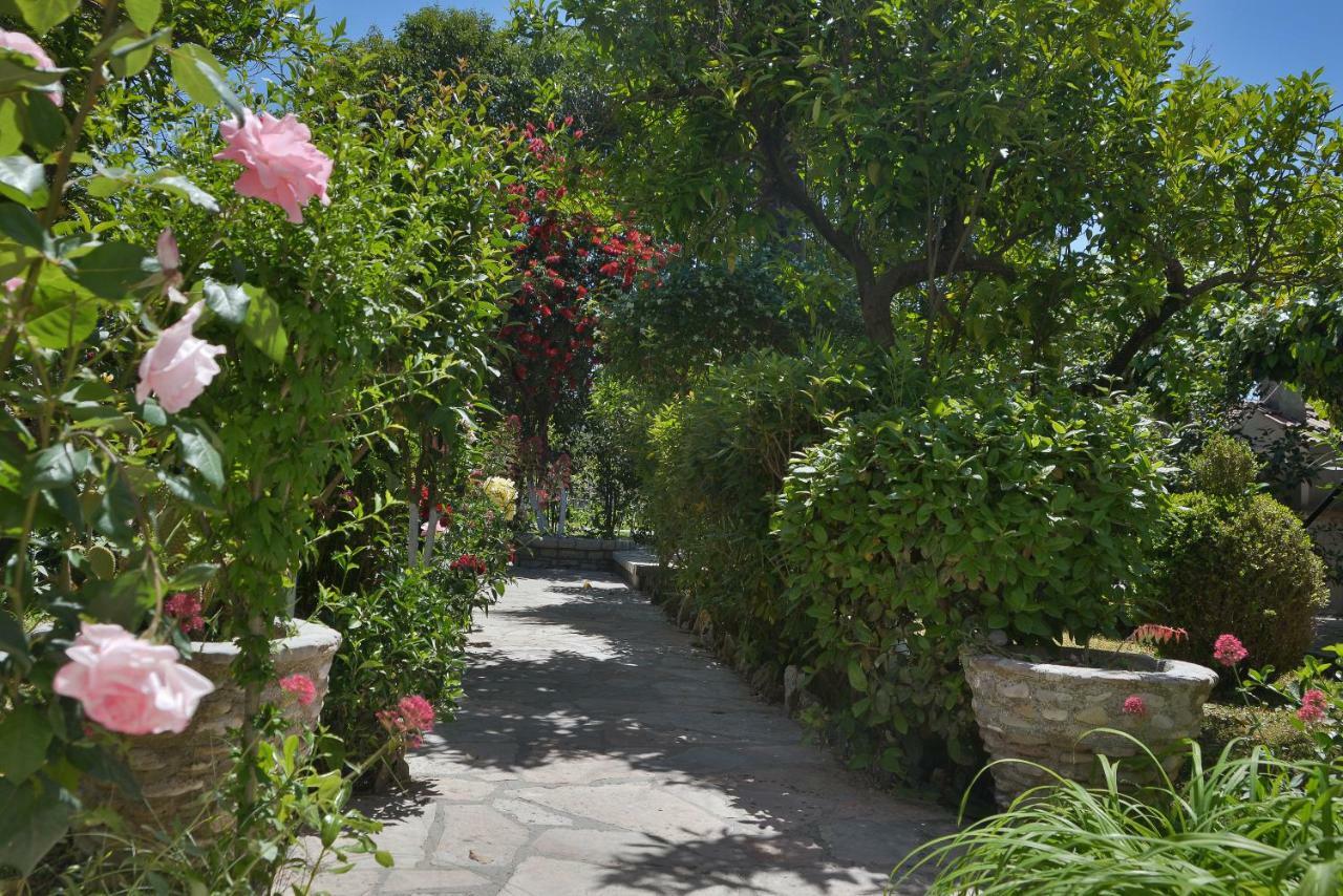 Kostas' Garden Apartment Roda  Ngoại thất bức ảnh