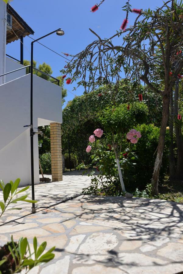 Kostas' Garden Apartment Roda  Ngoại thất bức ảnh