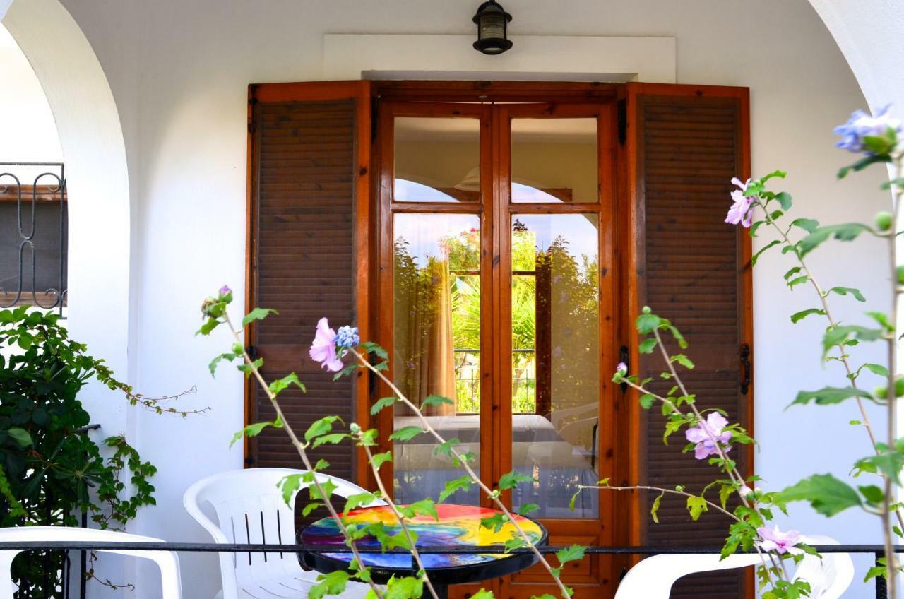 Kostas' Garden Apartment Roda  Ngoại thất bức ảnh