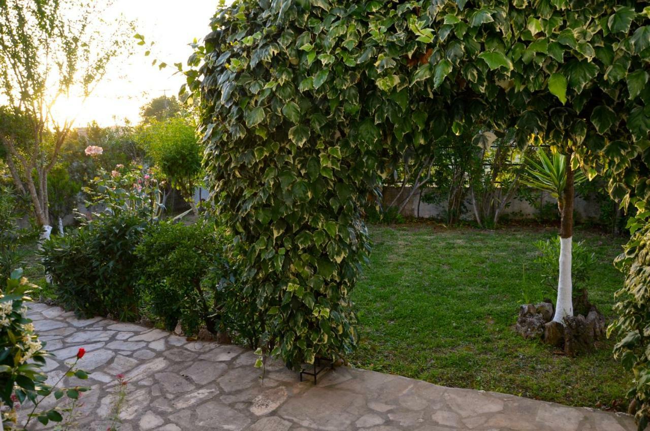 Kostas' Garden Apartment Roda  Ngoại thất bức ảnh