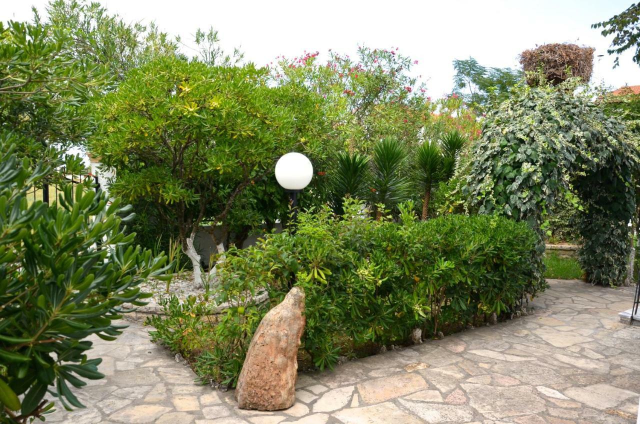 Kostas' Garden Apartment Roda  Ngoại thất bức ảnh