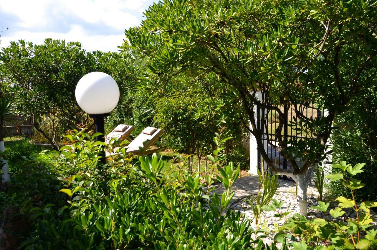 Kostas' Garden Apartment Roda  Ngoại thất bức ảnh