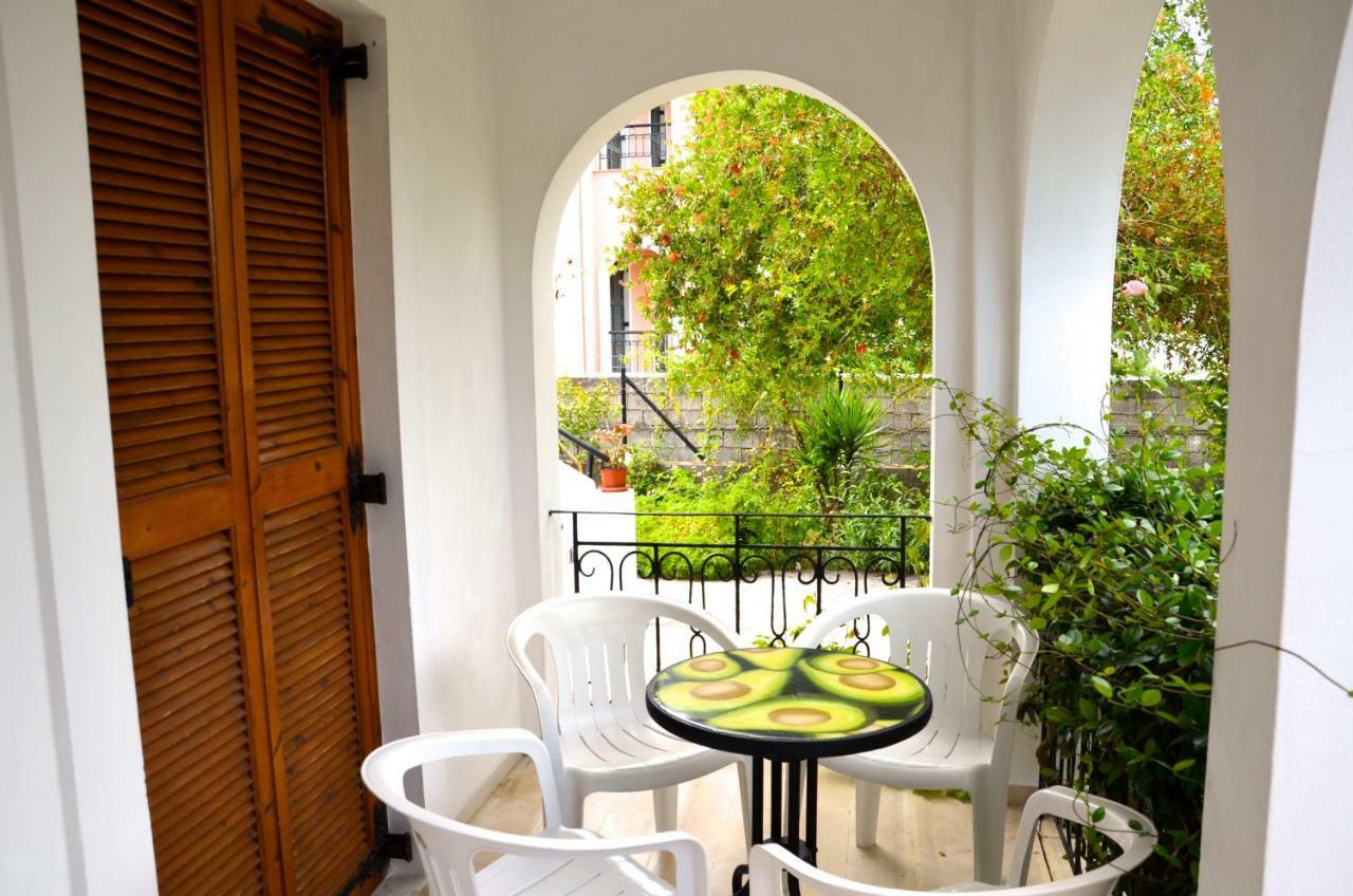 Kostas' Garden Apartment Roda  Ngoại thất bức ảnh