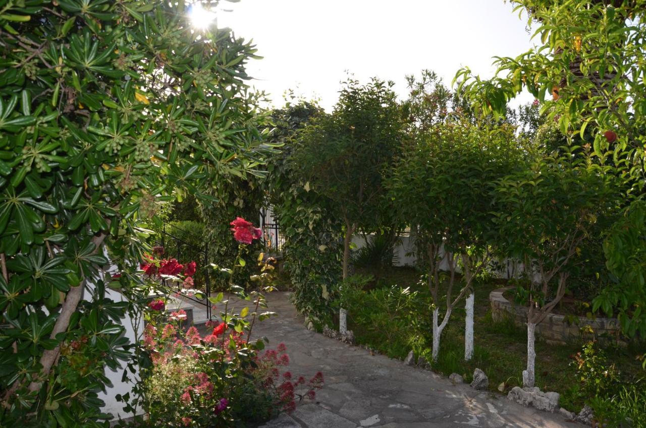 Kostas' Garden Apartment Roda  Ngoại thất bức ảnh