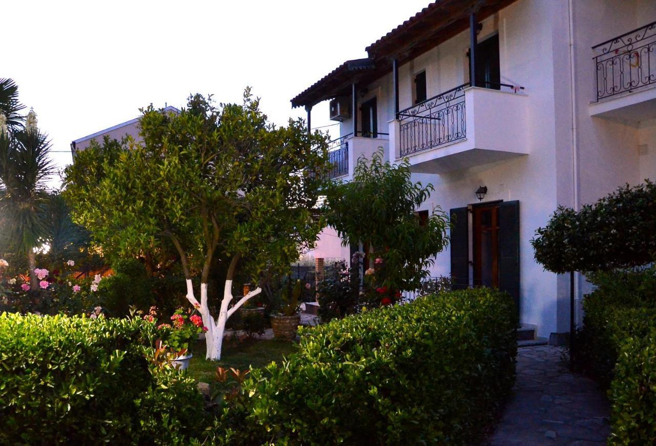 Kostas' Garden Apartment Roda  Ngoại thất bức ảnh