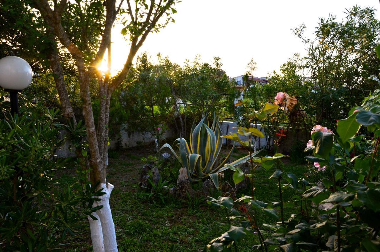 Kostas' Garden Apartment Roda  Ngoại thất bức ảnh