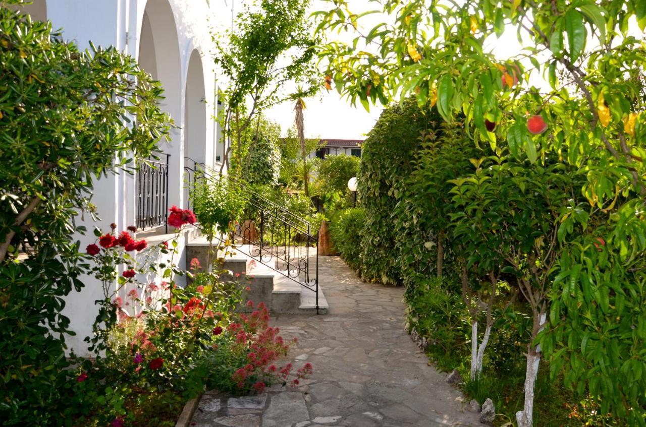 Kostas' Garden Apartment Roda  Ngoại thất bức ảnh