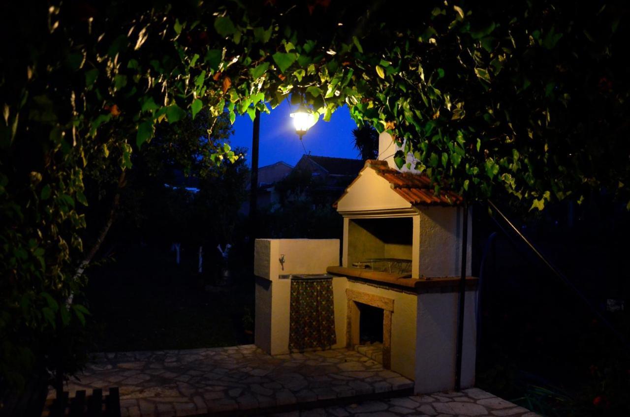 Kostas' Garden Apartment Roda  Ngoại thất bức ảnh